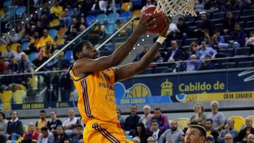 O'Neale anota ante la oposición de dos jugadores del Skopje