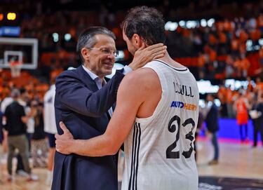 Pedro Martínez, entrenador del Valencia Basket, saluda al capitán del Real Madrid, Sergio Llull, tras finalizar el encuentro.