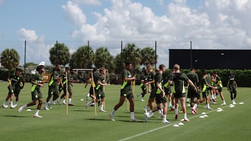 Soccer Football - FIFA Club World Cup - Borussia Dortmund Training - Florida Blue Training Center, Fort Lauderdale, Florida, U.S. - June 16, 2025 Borussia Dortmund's Jobe Bellingham with teammates during training REUTERS/Hannah Mckay