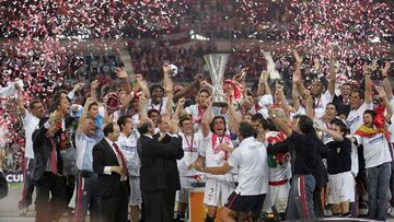 El Sevilla celebra su primer t&iacute;tulo de la Copa de la UEFA, que supuso el primero de los cinco logrados en esta competici&oacute;n. 