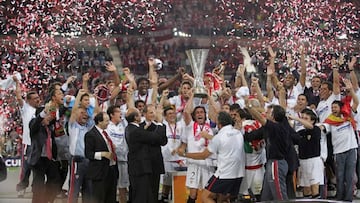 El Sevilla celebra su primer t&iacute;tulo de la Copa de la UEFA, que supuso el primero de los cinco logrados en esta competici&oacute;n. 