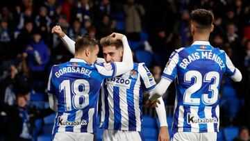 El centrocampista de la Real Sociedad Robert Navarro celebra con sus compañeros el gol que selló el pase a cuartos de la Copa.
