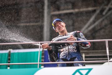 Fabio Quartararo celebrando la tercera plaza en la carrera del Gran Premio MotoGP PETRONAS de Malasia en el circuito de Sepang.