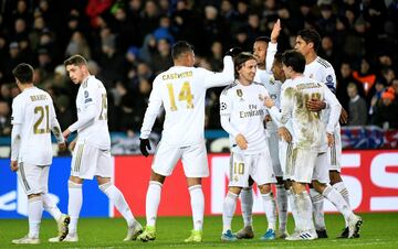 Los jugadores del Real Madrid celebrando el gol de Luka Modric