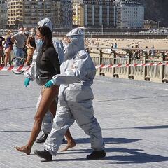 El socorrista que grabó a la surfista con COVID-19 abandona San Sebastián por las amenazas