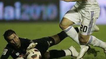 <b>FALTA DE GOL. </b>Higuaín, como el resto de delanteros blancos, desaprovechó sus oportunidades. En la imagen, Reina le gana la partida en este mano a mano del minuto 93.