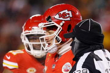 Mahomes, con el casco roto.