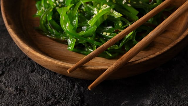Wakame is a delicious and nutritious supplement that provides iron, calcium and essential vitamins to combat anaemia.