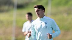 El atacante argentino Franco Cervi corre durante un entrenamiento del Celta en la ciudad deportiva del club celeste.