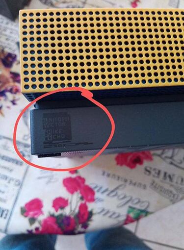 La Xbox One X de Cyberpunk 2077 esconde un secreto que solo se puede ver con radiación UV