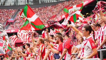 BILBAO, SPAIN - SEPTEMBER 04: Athletic Club fans show their support prior to kick-off in the LaLiga Santander match between Athletic Club and RCD Espanyol at San Mames Stadium on September 04, 2022 in Bilbao, Spain. (Photo by Juan Manuel Serrano Arce/Getty Images)