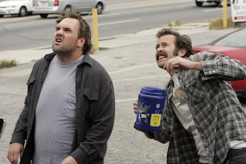 Un don nadie hace una lista de malas acciones y trata de arreglarlas. Karma y risas en clave de comedia gamberra.