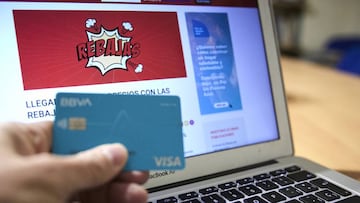 Una persona compra con su tarjeta de crédito.