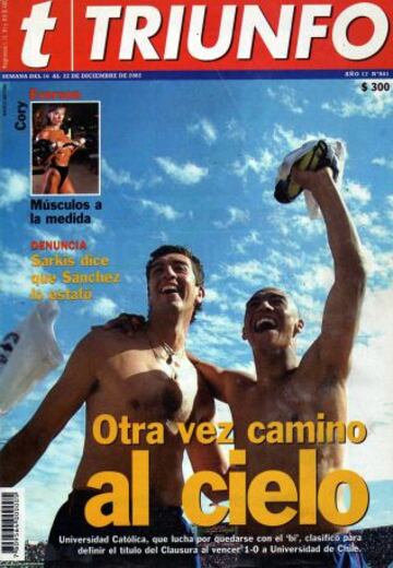 Mauricio Segovia y Daniel P&eacute;rez festejan la clasificaci&oacute;n a la final del Clausura 2002. 1-0 gan&oacute; la UC con autogol de Pedro Reyes.