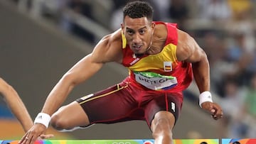 El vallista español Orlando Ortega compite en la final de los 110 metros vallas en los Juegos Olímpicos de Río 2016.