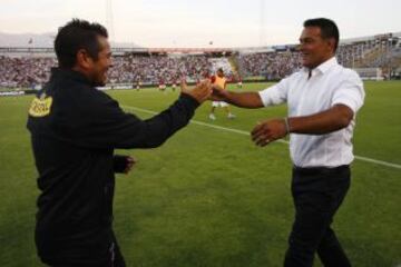 Héctor Tapia se saluda con su ex compañero Fernado Gamboa en el duelo entre Colo Colo y Rangers.