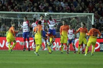 Jornada 24 / GRANADA - BARCELONA.  Messi lanza un tiro de falta que no llega a la portería del Granada.