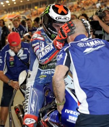 Jorge Lorenzo celebra con sus compañeros de Yamaha su pole en el Gran Premio de Qatar.