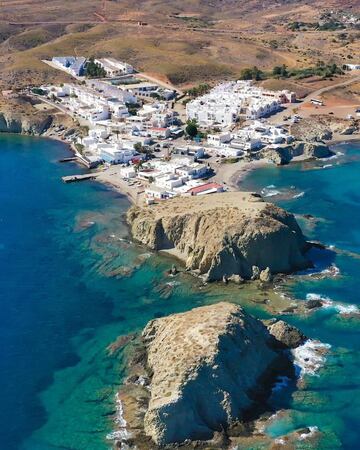 La Isleta del Moro es un pequeño pueblo pesquero de casas blancas que está ubicado en Níjar, muy cerca de Los Escullos. Es una de las paradas obligatorias en Almería para disfrutar, además del mar, del fresco pescado de la zona. La playa tiene forma de media luna y es de arena fina y dorada, siendo muy habitual el encontrar barcas de pescadores. Además, existen leyendas piratas sobre este lugar.