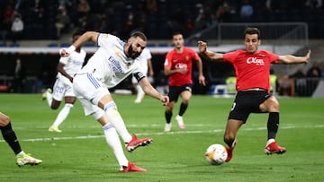 Karim Benzema, jugador del Real Madrid, dispara a portería ante el RCD Mallorca.