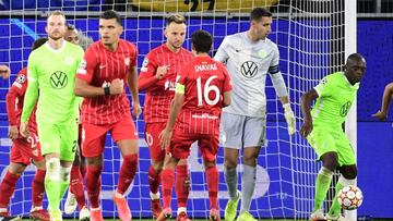 Soccer Football - Champions League - Group G - VfL Wolfsburg v Sevilla - Volkswagen Arena, Wolfsburg, Germany - September 29, 2021 Sevilla's Ivan Rakitic celebrates scoring their first goal with teammates REUTERS/Fabian Bimmer