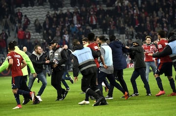 Los aficionados del Lille invadieron el campo e intentaron agredir a su propios jugadores.