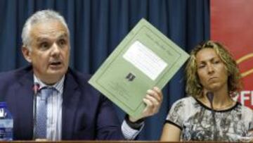 José Luis Escañuela, en una rueda de prensa con la excapitana Gala León.