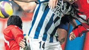 <b>GOLPES SIN FÚTBOL. </b>Galletti salta sobre la espalda de Rekarte en uno de los innumerables choques que se dieron en un partido muy soso.