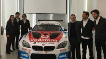 Teo Mart&iacute;n con sus pilotos y el BMW en El Jarama.