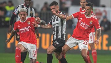 Povoa De Varzim (Portugal), 10/01/2023.- Varzim player Paulo Moreira (C) in action against Benfica players Enzo Fernandez (L) and Chiquinho (R) during the round of 16 soccer match of the Portuguese Cup (Taca de Portugal) between Varzim and Benfica, in Povoa do Varzim, Portugal, 10 January 2023. EFE/EPA/RUI MANUEL FARINHA
