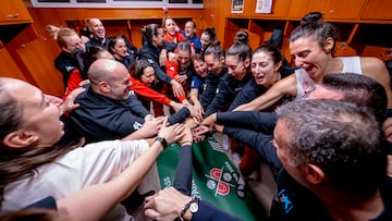 Las jugadoras y el cuerpo técnico de la Selección celebran su pase a París 2024.