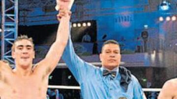 <b>HACE UN MES. </b>Carrera levanta los brazos y luce el cinturón tras derrotar a Castillejo en Berlín.