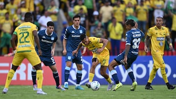 Bucaramanga's forward #70 Frank Castaneda (C) and Racing's midfielder #32 Agustin Almendra fight for the ball during the Copa Libertadores group stage football match between Colombia's Atletico Bucaramanga and Argentina's Racing Club at the Americo Montanini stadium in Bucaramanga, Colombia, on May 6, 2025. (Photo by Raul ARBOLEDA / AFP)