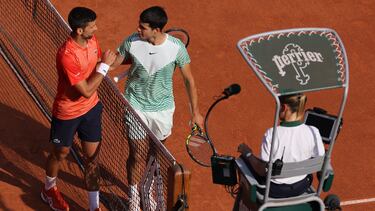 Novak Djokovic saluda a Carlos Alcaraz tras acabar el partido.