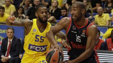 TAV04. TEL AVIV (ISRAEL), 19/10/2017.- El jugador Vincent Poirier (d) de Baskonia Vitoria Gasteiz disputa el balón con Pierre Jackson (i) de Maccabi Fox Tel Aviv hoy, jueves 19 de octubre de 2017, durante un juego entre Maccabi Fox Tel Aviv y Baskonia Vitoria Gasteiz de la Euroliga que se disputa en Tel Aviv (Israel). EFE/JIM HOLLANDER