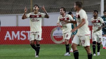 CDA101. LIMA (PER&Uacute;), 21/04/2021.- Enzo Guti&eacute;rrez (i) de Universitario celebra un gol hoy, en un partido de la fase de grupos de la Copa Libertadores entre Universitario y Palmeiras en el estadio Monumental U en Lima (Per&uacute;). EFE/Ra&uac