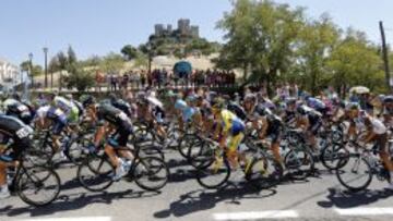 Alberto Contador rueda en el centro del pelot&oacute;n durante la calurosa etapa de C&oacute;rdoba.