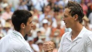 <b>INESPERADO. </b>Novak Djokovic felicita a Tomas Berdych después de verse superado sin paliativos.