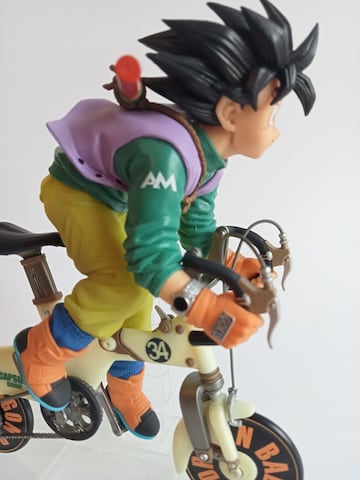 Figura de Goku en bicicleta por Banpresto