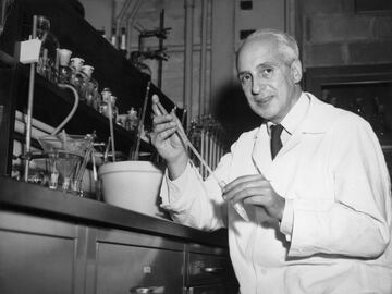 Severo Ochoa de Albornoz (1905-1993) fue un bioquímico y biólogo molecular. A finales de los 50 ganó el Premio Nobel junto con el bioquímico estadounidense Arthur Kornberg por sus descubrimientos sobre el mecanismo de síntesis biológica del ácido ribonucleico (ARN) y el ácido desoxirribonucleico (ADN).