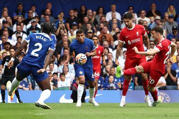 Liverpool debutó en la Premier League en condición de visitante ante el Chelsea. Luis Díaz abrió el marcador para los Reds, mientras que Axel Disasi empató para los locales para el 1-1 final.
