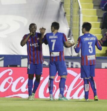 1-1. Simao celebró el gol del empate.