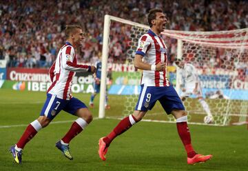 La delantera del Atlético tras la marcha de Diego Costa y Villa con la que campeonó en Liga. Ambos se entendían en el campo y dieron muchas alegrías a la afición colchonera.