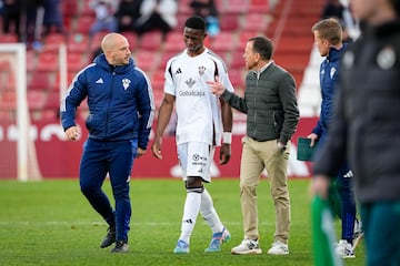 Hroe inesperado. El joven delantero del Albacete, de 18 a?os, tuvo el debut so?ado. Gol para abrir la lata ante el Racing. Un tanto de delantero contrastado, entrando en el segundo palo para rematar con el interior, al fondo de las mallas. En su celebracin imit a Cristiano Ronaldo. A buen seguro Alberto Gonzlez contar con l ms a menudo.