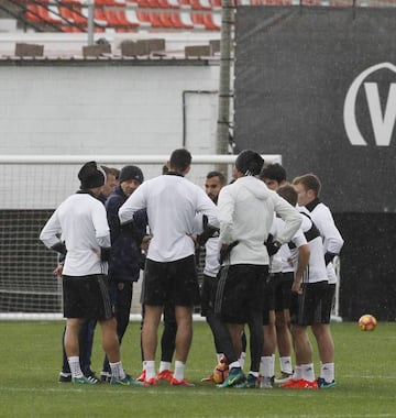 El Valencia durante un entrenamiento en Paterna.