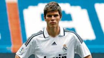 <b>S?LO UNO DE LOS DOS. </b>El Madrid tendr¨¢ que elegir qui¨¦n juega la Champions: Lass o Huntelaar.