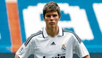 <b>SÓLO UNO DE LOS DOS. </b>El Madrid tendrá que elegir quién juega la Champions: Lass o Huntelaar.