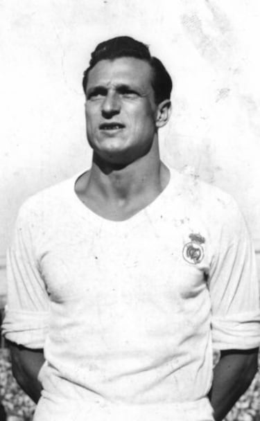 Jugó desde 1955 hasta 1962 en el Real Madrid y justo una antes, la temporada 1953-54 jugó en el Atlético de Madrid. 