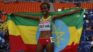 Meseret Defar celebra su t&iacute;tulo en los 5.00 metros. 