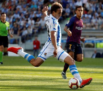 El delantero de la Real Sociedad, Mikel Oyarzabal, lucha un balón con el centrocampista del FC Barcelona, Philippe Coutinho